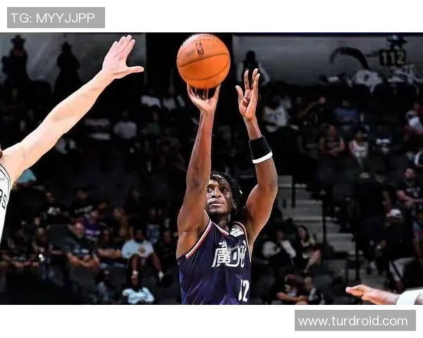 比尔髋部骨折致NBA球员赛季报销，天价保险赔付冲击快船队薪资空间，职业体育伤病保障引热议